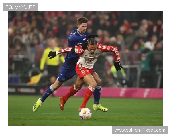 凯恩点球梅开二度，拜仁半场3-1领先十人霍芬海姆